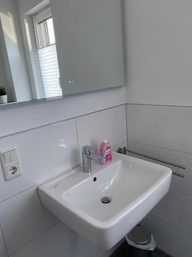 Messezimmer Nahe Der Duesseldorfer Messe Mit Eigenem Eingang Und Gratis Minibar 0*, Dusseldorf Germany